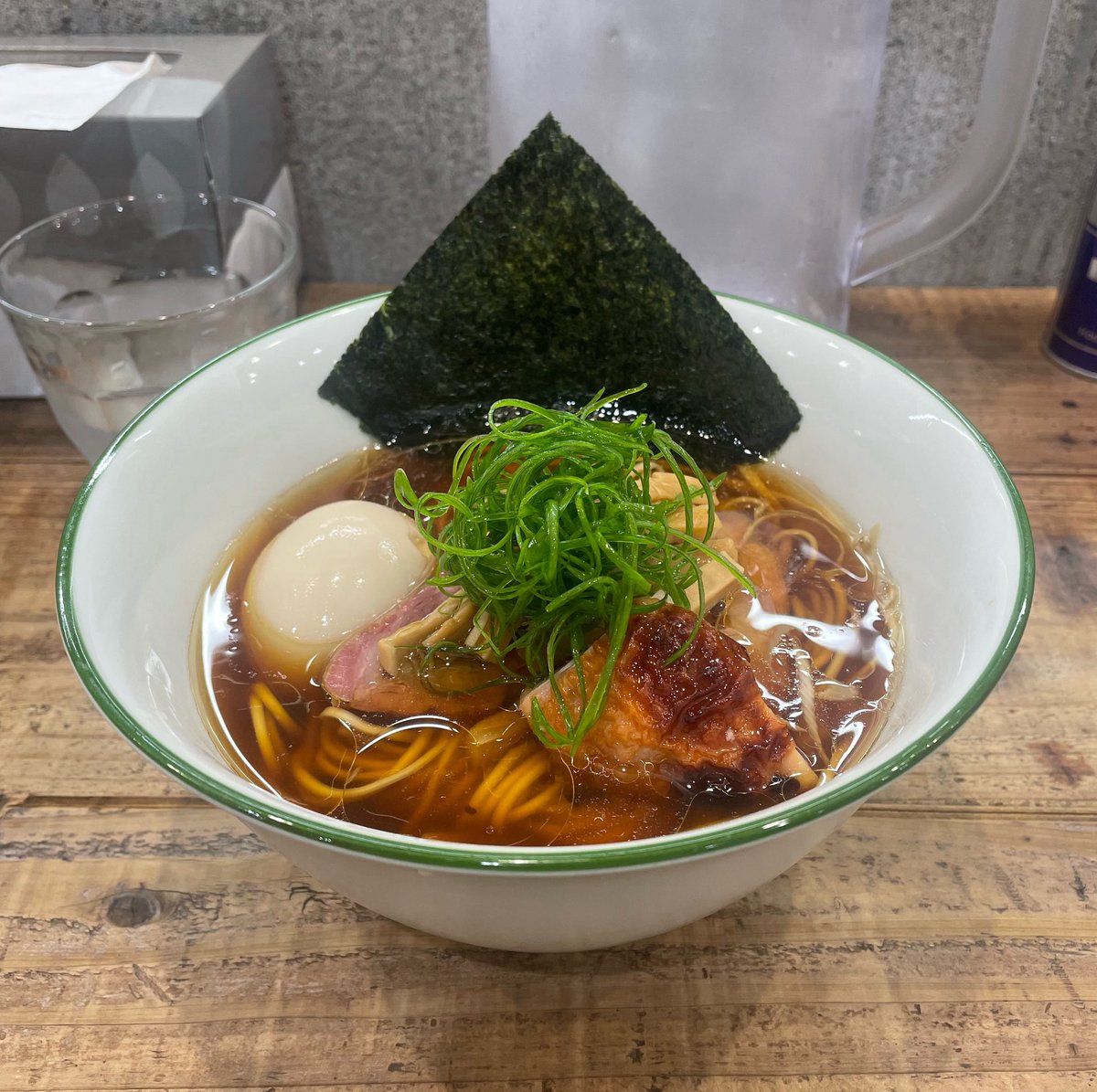 3931WORKS.さん

◆味玉醤油そば◆

今日は最初から決めてました🫶って事で🦈と突撃🕺
この牛蒡の良い香りのする醤油スープが好きなんだ〜🥳唯一無二のラーメン🍜✨
TPの鶏は大好物で隣の人にくれよって言ったらめっちゃ困ってました🤣
🍚もちょろっともらって美味しかった😋
また行こ☻

#3931WORKS.