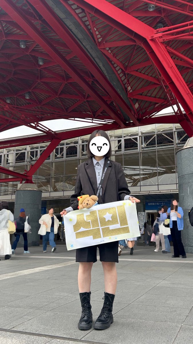 クムたんに撮ってもらった写真見てたらドアちゃんひょっこりさせてめちゃくちゃ満足そうな私いてにっこり