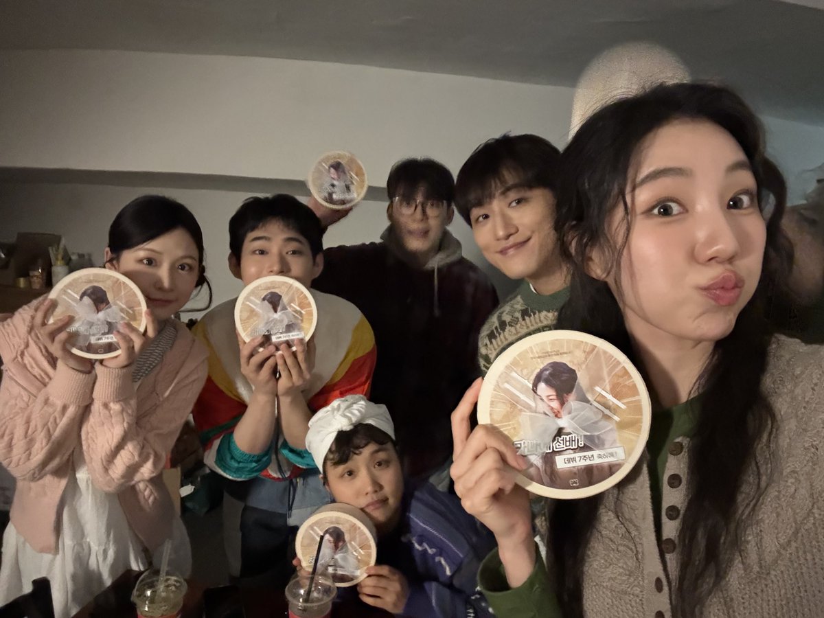 HY_bakery's tweet photo. 260501 연극 <얼떨결에 종언> 전하영 배우님 간식 서포트  

전하영 배우님의 데뷔 7주년 축하를 위한 간식 서포트를 진행했습니다. 배우님께 즐거움과 힘이 됐길 바랍니다💙 

※서포트 참여자 외 크롭 및 2차 가공 금지 https://t.co/Ubf2c9Nuc0