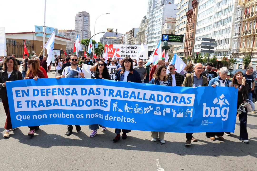 obloque's tweet photo. Miles de persoas secundan este #1deMaio as mobilización da CIG en defensa dos dereitos da clase traballadora, contra o imperialismo e a favor da paz.

Fagámonos valer, Galiza merece máis! https://t.co/gHQ5IIwBIx