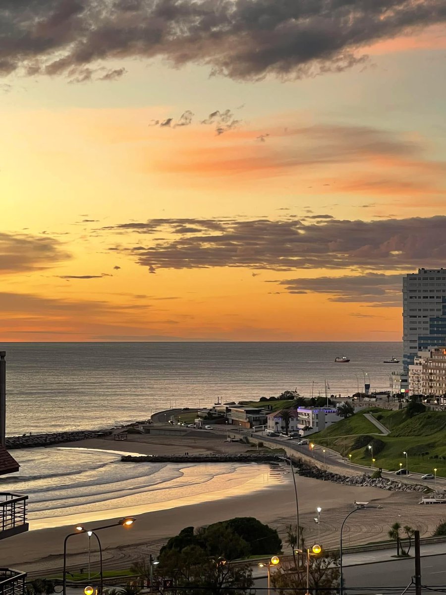 gabymenta's tweet image. 7:30 am buen dia , Viernes y #FelizDiaDelTrabajador , hoy sin #HomeOffice  pero si con este amanecer y vista , Mar del Plata