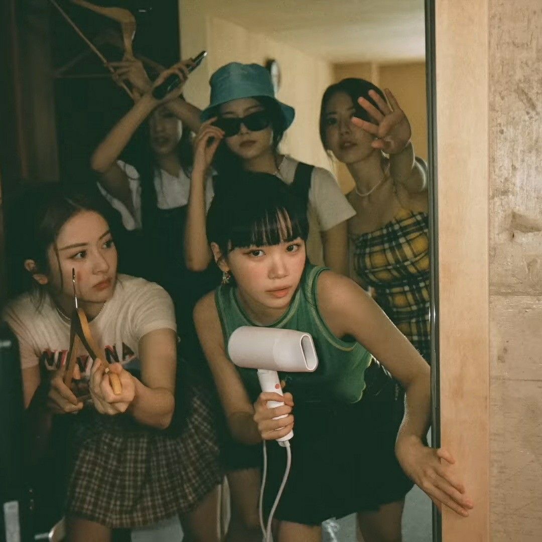 sserapics's tweet image. Happy 4th Anniversary, LE SSERAFIM! 🎉💖
Four years ago on May 2, 2022, five fearless queens Chaewon, Sakura, Yunjin, Kazuha, and Eunchae burst onto the scene with FEARLESS and instantly stole our hearts. From bold debuts and record-breaking sales to unstoppable hits like
