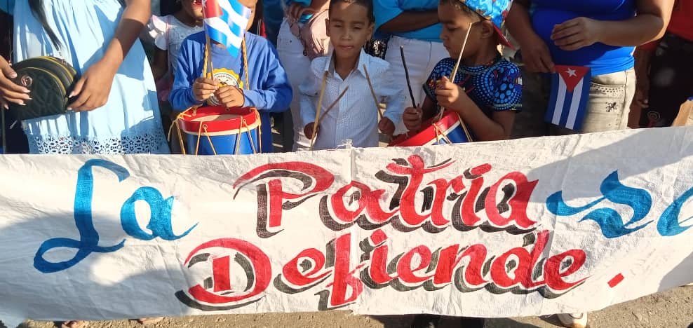 hechavarr4's tweet photo. Con firmeza y compromiso con #LaPatriaSeDefiende desfiló este #1roDeMayo el sector educacional en #TercerFrente.
@FrenteDme 
@dpesantiago
@CubaMined 
#SantiagoDeCuba https://t.co/xUMVCpJ0xX