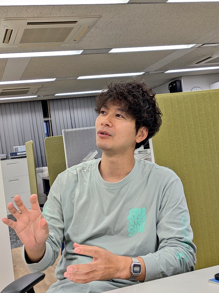 road2tiger's tweet photo. ズマさんヘドバンコーチTシャツ着てくれて、タクミはソックス履いてくれて、カイラは四星球Tシャツ着てた。きょうはHump Back「拝啓、少年よ」をかけさせてもらった。何だかめちゃめちゃTRIANGLEの余韻の中で仕事ができて幸せだった。その証拠に首はまだ少し痛い。それぞれを生きていく。#TRIANGLE2026 https://t.co/LOtUbhens7