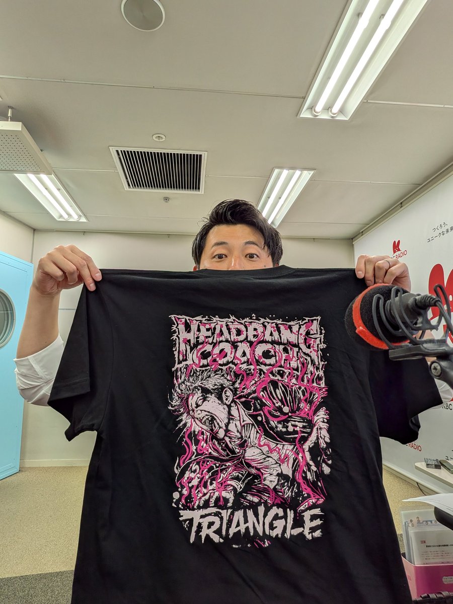 road2tiger's tweet photo. ズマさんヘドバンコーチTシャツ着てくれて、タクミはソックス履いてくれて、カイラは四星球Tシャツ着てた。きょうはHump Back「拝啓、少年よ」をかけさせてもらった。何だかめちゃめちゃTRIANGLEの余韻の中で仕事ができて幸せだった。その証拠に首はまだ少し痛い。それぞれを生きていく。#TRIANGLE2026 https://t.co/LOtUbhens7