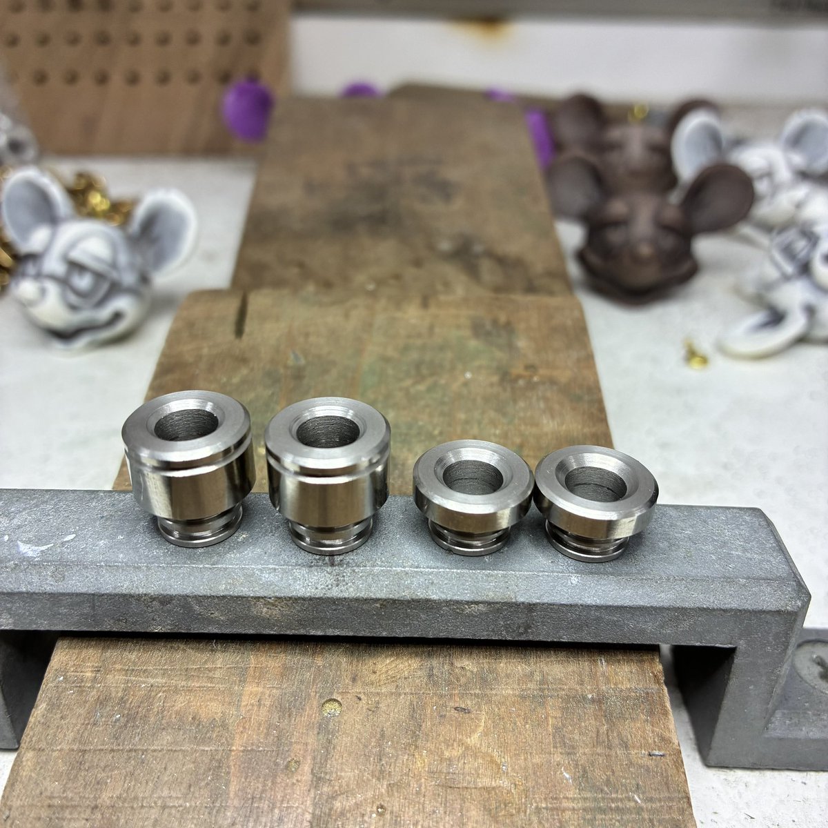 GramdriptipsO's tweet photo. Petacco【6】
→ Petacco内径6mm
GDT-S012V
→GDTストレート外径12mmV溝
最近は綺麗な切削重視でNC加工していましたが、初心に戻って旋盤使って作りました。荒い部分は手作業で仕上げて磨いてます。昔みたいに少しハンドメイドな雰囲気出てます🐭#3PCS10周年 https://t.co/tjK8Dp0cEn