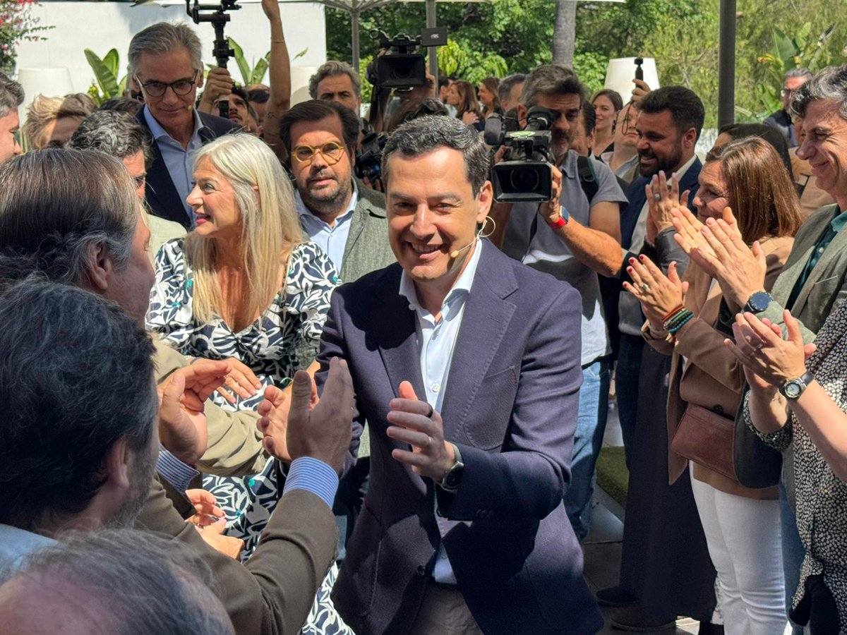 Patricia_Pozo_'s tweet image. #Andalucía avanza con paso firme hacia más empleo y más oportunidades. 

Los datos lo confirman: casi 600.000 puestos de trabajo creados con @JuanMa_Moreno.

Mantener la estabilidad el #17M es clave para consolidar este cambio.

#ConLaFuerzaDeAndalucía 
#JuanmaPresidente
#1DeMayo