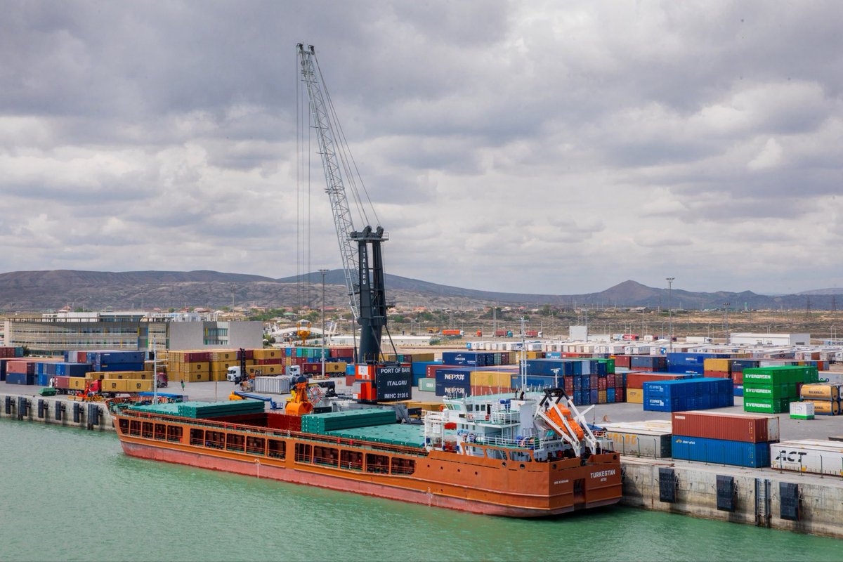 portofbaku's tweet photo. ⚓ Bakı Beynəlxalq Dəniz Limanında İtaliya istehsalı olan 125 tonluq yeni yük kranı quraşdırılıb

🔗 Daha ətraflı: https://t.co/YrIPyHWlzC

#ady #azərbaycandəmiryolları #bakılimanı #portofbaku https://t.co/OgtKvPZuun