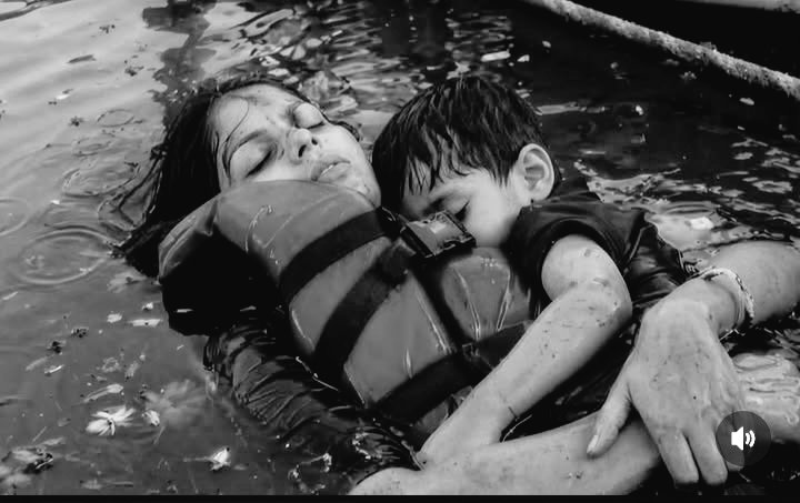aapkianisha's tweet photo. बरगी डैम हादसाः ममता की आख़िरी पकड़ !!!

लहरों में डूबती हर सांस के साथ आखिरी उम्मीद भी टूट गई, जाने कितने ख़्वाब अभी सांसों से जुड़े थे, जाने कितनी दुआएं अधूरी रह गई.

जब पानी बढ़ रहा था, एक मां ने अपनी बाहों को और कस लिया, जैसे मौत से भी लड़ रही हो...
#bargidam #viral https://t.co/j69f8UZiPv