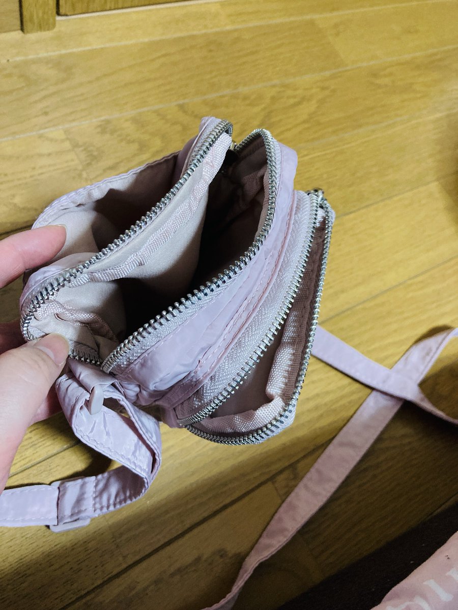 以前スリーコインズで欲しかったけど油断してる間に売り切れてしまったミニポシェットが再販してた！

ケータイとかミニ財布が入るポストカードサイズ、4つもポケットあって便利そう。

カラーミャクミャクといい、ポシェットといい、諦めてた物が手に入るので運が向いてきたかしら。