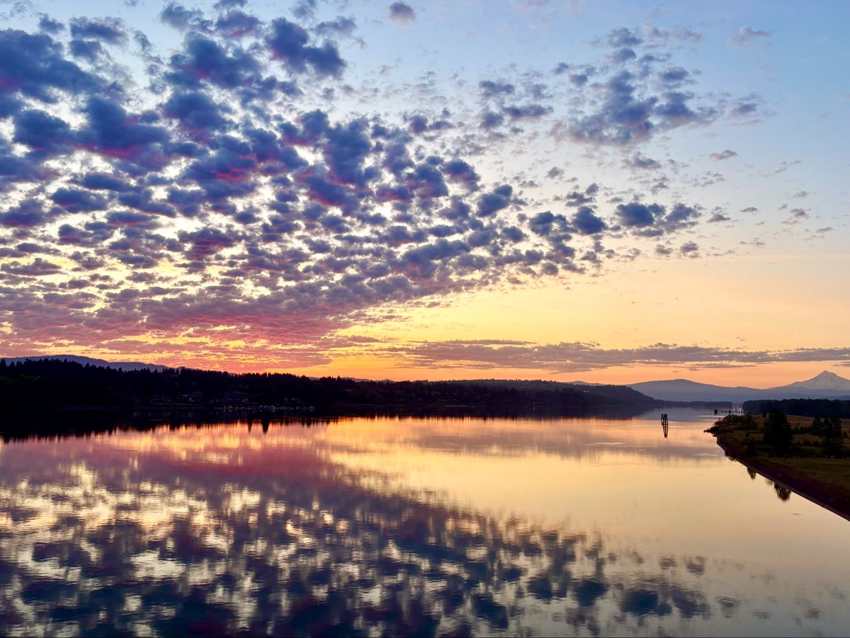 MikeKATU's tweet image. HAPPY MAY 1st… and a gorgeous sunrise over the Columbia River and Mt. Hood to kick it off.   Have a great day and be safe! #LiveOnK2 #Portland #sunrise #tgif #may