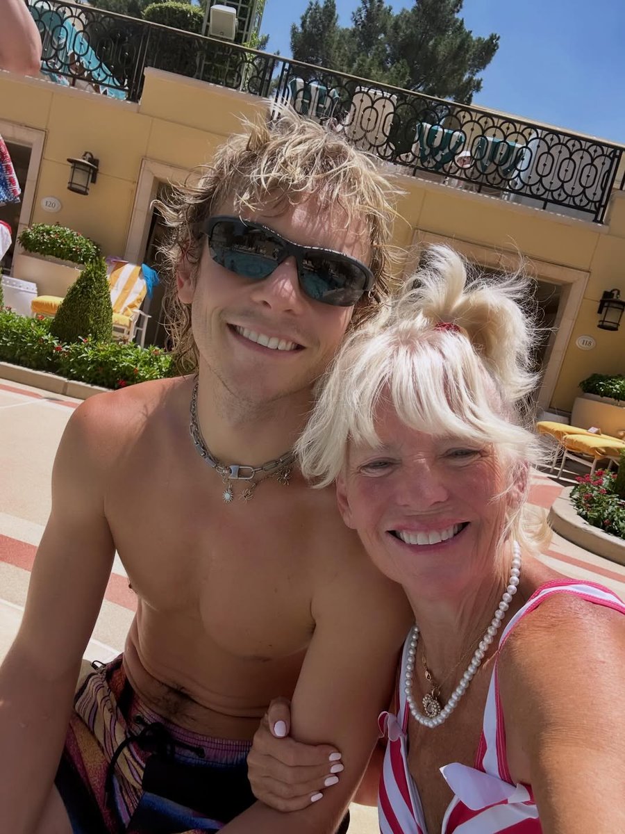 inforosslynch's tweet photo. Ross curtindo com a família 💜

▪︎ Stormie Lynch via Instagram https://t.co/lkqdKK4rmZ