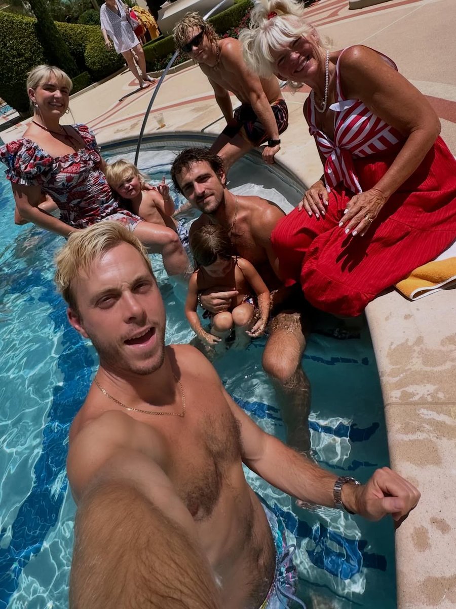 Ross curtindo com a família 💜

▪︎ Stormie Lynch via Instagram