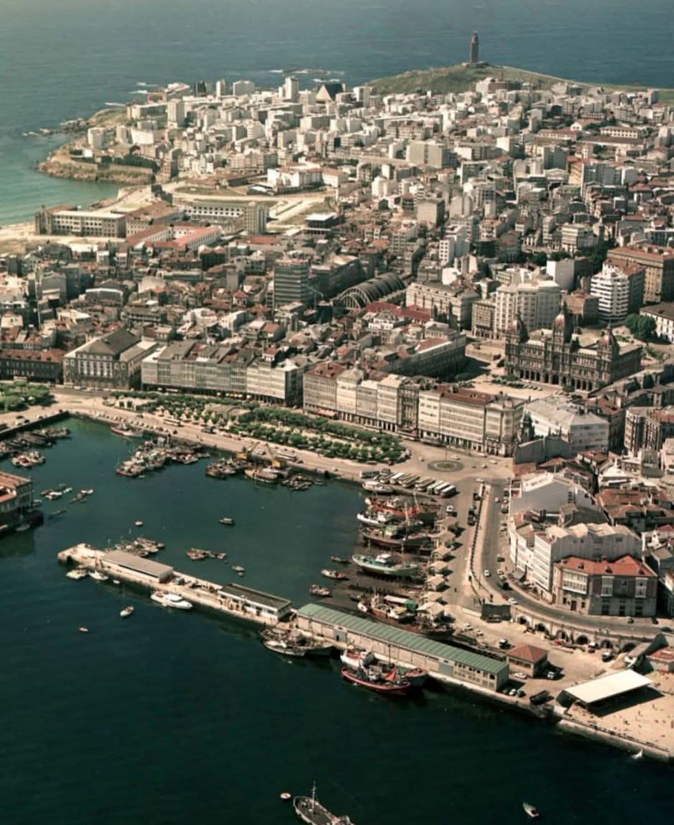 Así se veía A Coruña en 1971. Vista aérea para apreciar varios puntos característicos de la ciudad gallega.