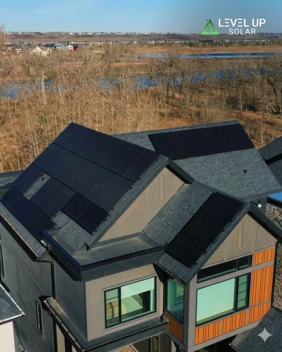 LevelUpSolar's tweet photo. POV: your roof just got a raise ☀️💸

While others are stressing over electric bills…
you’re out here letting the sun handle it 😌

Smart home = smart savings.

Comment “SOLAR” if you want your roof to start paying you 👀

#levelupsolar #gosolar #solarhome #solarenergy https://t.co/wZnRQR5LhV