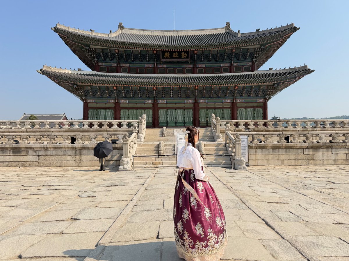 uminmins's tweet photo. ＧＷ始めは韓国旅行🇰🇷
動くタコユッケに、愛の不時着で出てきたチキン🍗　いろんなご飯食べれて幸せ〜！　チマチョゴリも着れて良い体験だった🙆‍♀️ https://t.co/LGAcrcPSdr