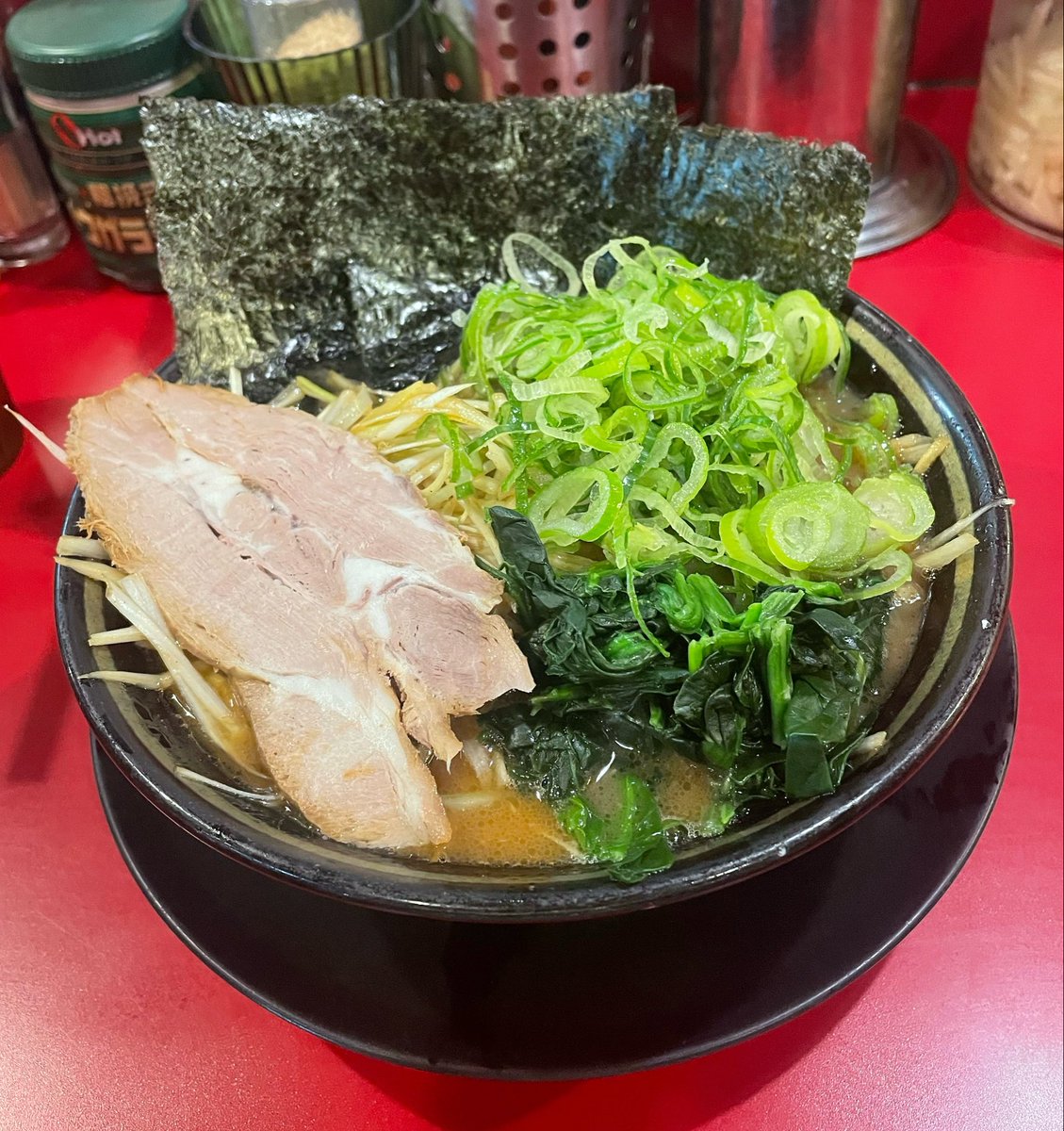 神道家さん

◆ネギラーメン白➕STP薬味ネギ◆

家系食いてーんだよ‼️って🦈が言うから突撃🕺
久々の来店🍜大人気で夜もコンドル🦅
全部普通にしたけど薬味ネギTPにしたから濃いめにすりゃよかった🤥
薬味でマイルダーなスープになったけど美味しい〜🍜✨
デカジが良い人やった🤣
また行こ☻

#神道家