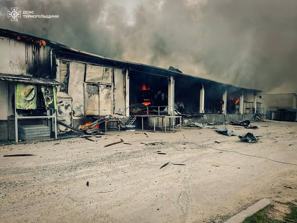 У Тернополі щонайменше 10 поранених через атаку РФ, місто частково знеструмлене.
Рашисти атакували місто понад 50 "шахедами", близько 20 з них вибухнуло. Є влучання у промислові та інфраструктурні об'єкти міста.
РФ атакували Україну 409 дронами, українська ППО збила/подавила 388