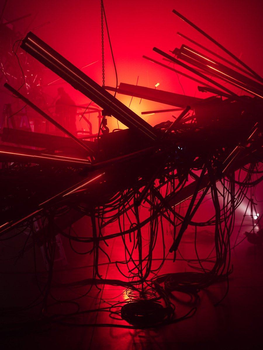 CHRONOMORPH

Nizhny Novgorod
2026

@intervalsfest

A sculptural multimedia installation created at the intersection of performative art, engineering, and philosophy. It becomes a living architecture of time — a chronoform: a body in transformation, a machine of perception, and a