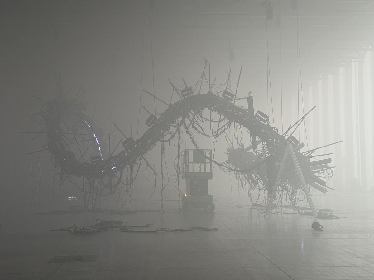 CHRONOMORPH

Nizhny Novgorod
2026

@intervalsfest

A sculptural multimedia installation created at the intersection of performative art, engineering, and philosophy. It becomes a living architecture of time — a chronoform: a body in transformation, a machine of perception, and a
