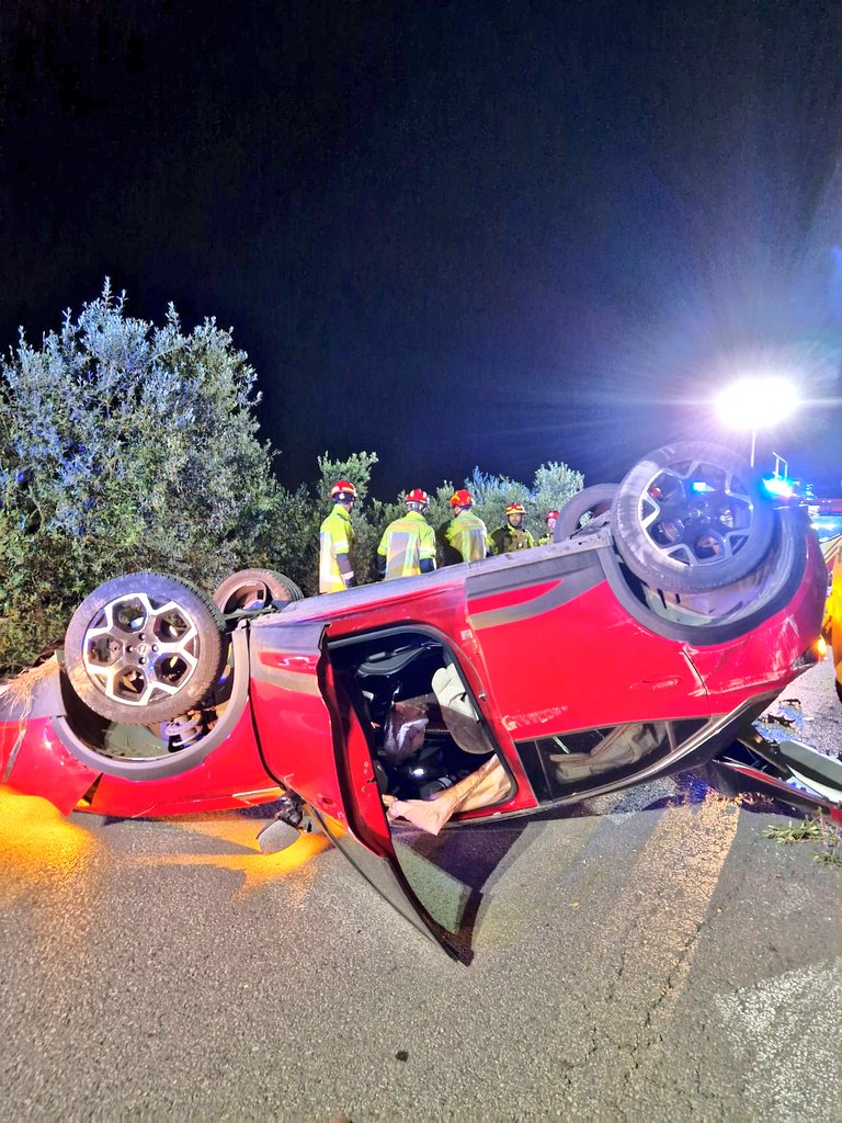 SPEISdeAljarafe's tweet image. 05:29, las dotaciones de los parques de #SanlucarLaMayor y #MairenaDelAljarafe son activadas por #accidente de #Trafico con atrapados en camino entre #Espartinas y #VillanuevaDelAriscal.
Vuelco sobre techo con resultado de ocupante con heridas leves

#Bomberos #Aljarafe