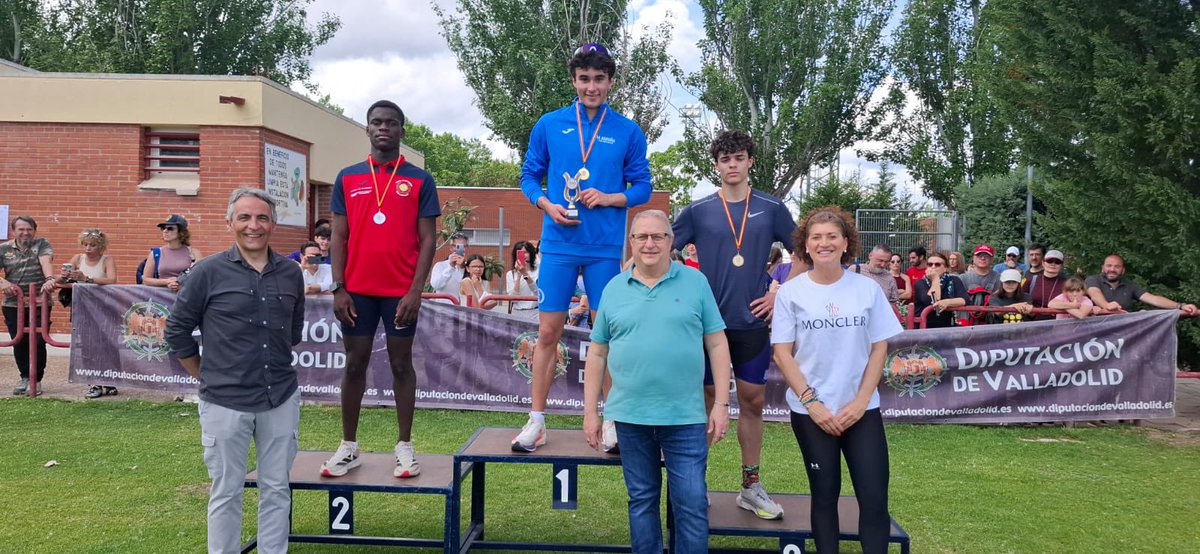 AyuntamientoVLL's tweet photo. ➡️ La concejala de Participación Ciudadana y Deportes, #MayteMartínez, ha participado en la entrega de premios del X Trofeo Diputación de Valladolid de Atletismo en Pista, celebrado en el C.D.M.
Ciudad de Valladolid. 

@fetacyl @DeportesVLL @Dip_Va https://t.co/cL0ZQDEBC5