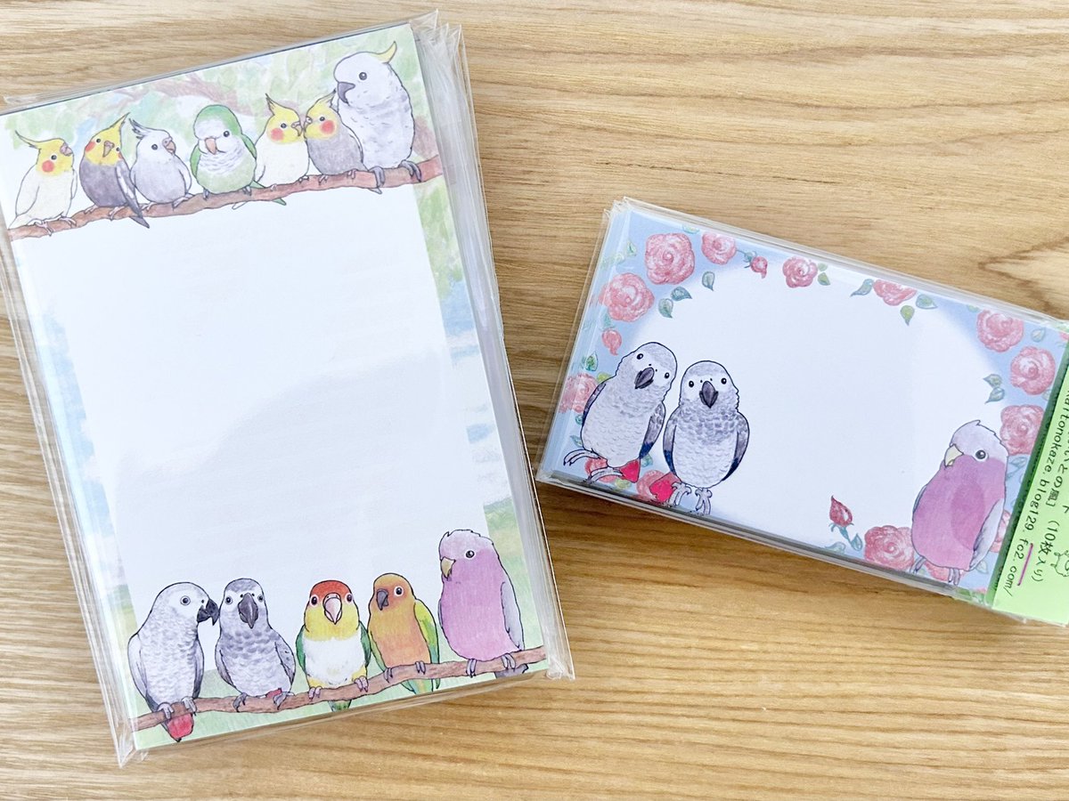 teba_to_sasami's tweet photo. かいとの風さん（@3ki3yo3 ）の先月から販売開始の新作商品です🕊️✨
・メモ帳
・ひとことカード

こちらも #鳥フェス名古屋 で #ヨウムのおっぽ☆ ブースにてご購入頂けます。
ぜひお手に取ってご覧くださいね🥰💕

ヨウムちゃんは、我が家の���羽君ささみちゃんをモデルに描いてくださったとのこと✨
嬉しすぎる🥹💓