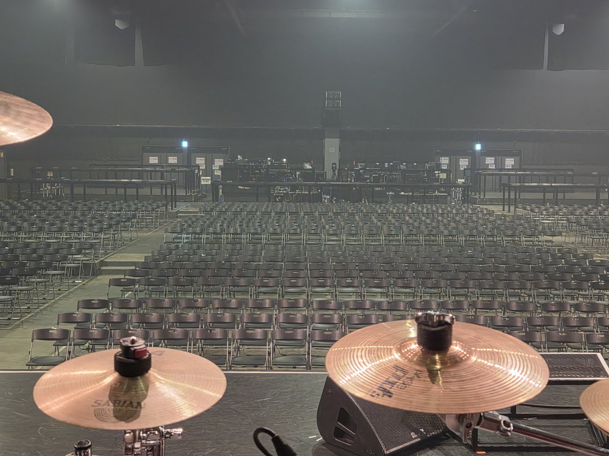 MINAMI_DRUMS's tweet photo. 豊洲PIT、1日目。
終わりました🥁
ループの仲間たちと作り上げた時間は最高でした。

みんなが居なくなった会場は少し淋しい。
明日は先輩方を迎えこの会場を埋め尽くそう🌝 https://t.co/zPUqi3mnAp