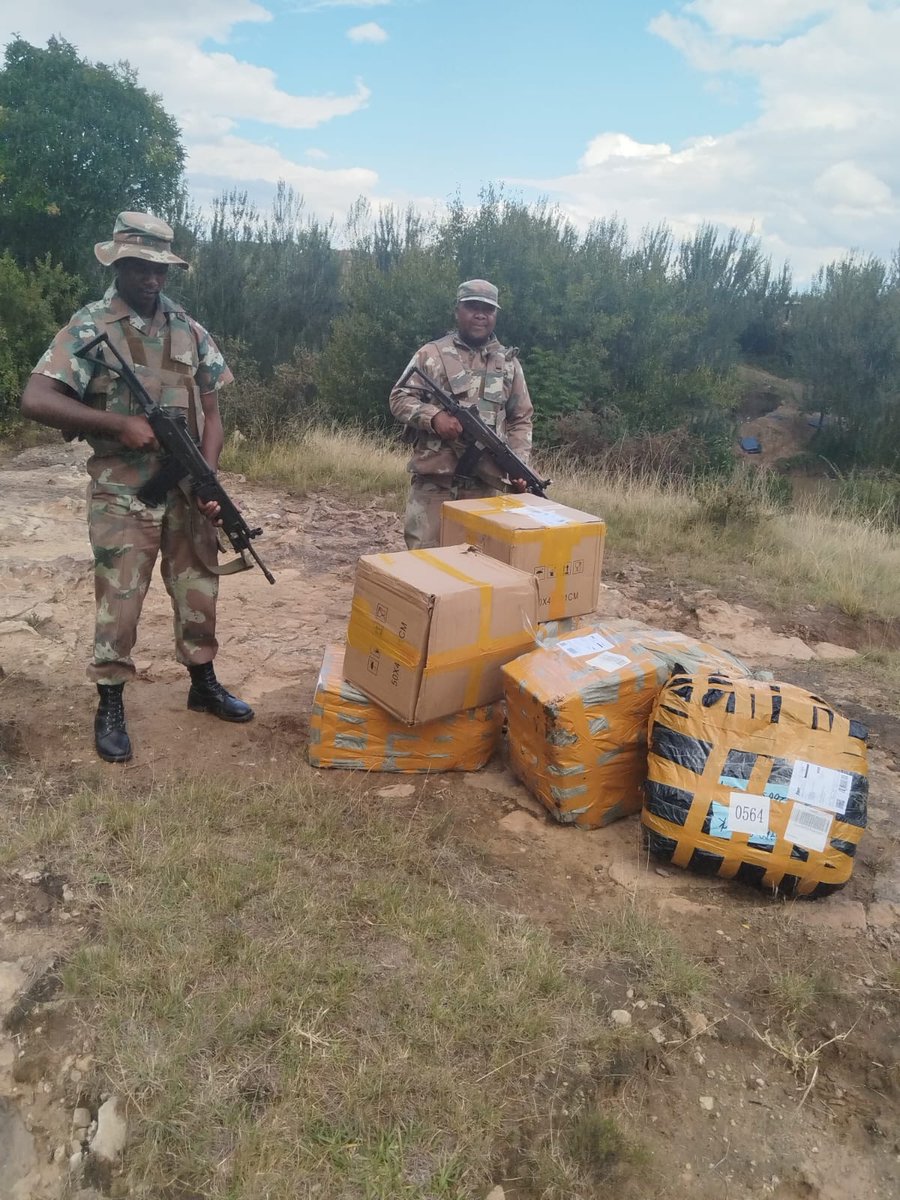 SANDF_ZA's tweet photo. #JointOperationsDivision || Border Bust as Soldiers Chase off Smugglers near Ficksburg, Free State.
https://t.co/0Qmz2szv8b
#SANDF
#JointOperationsDivision
#JointOperationsFreeState https://t.co/uEhlkb0M0C
