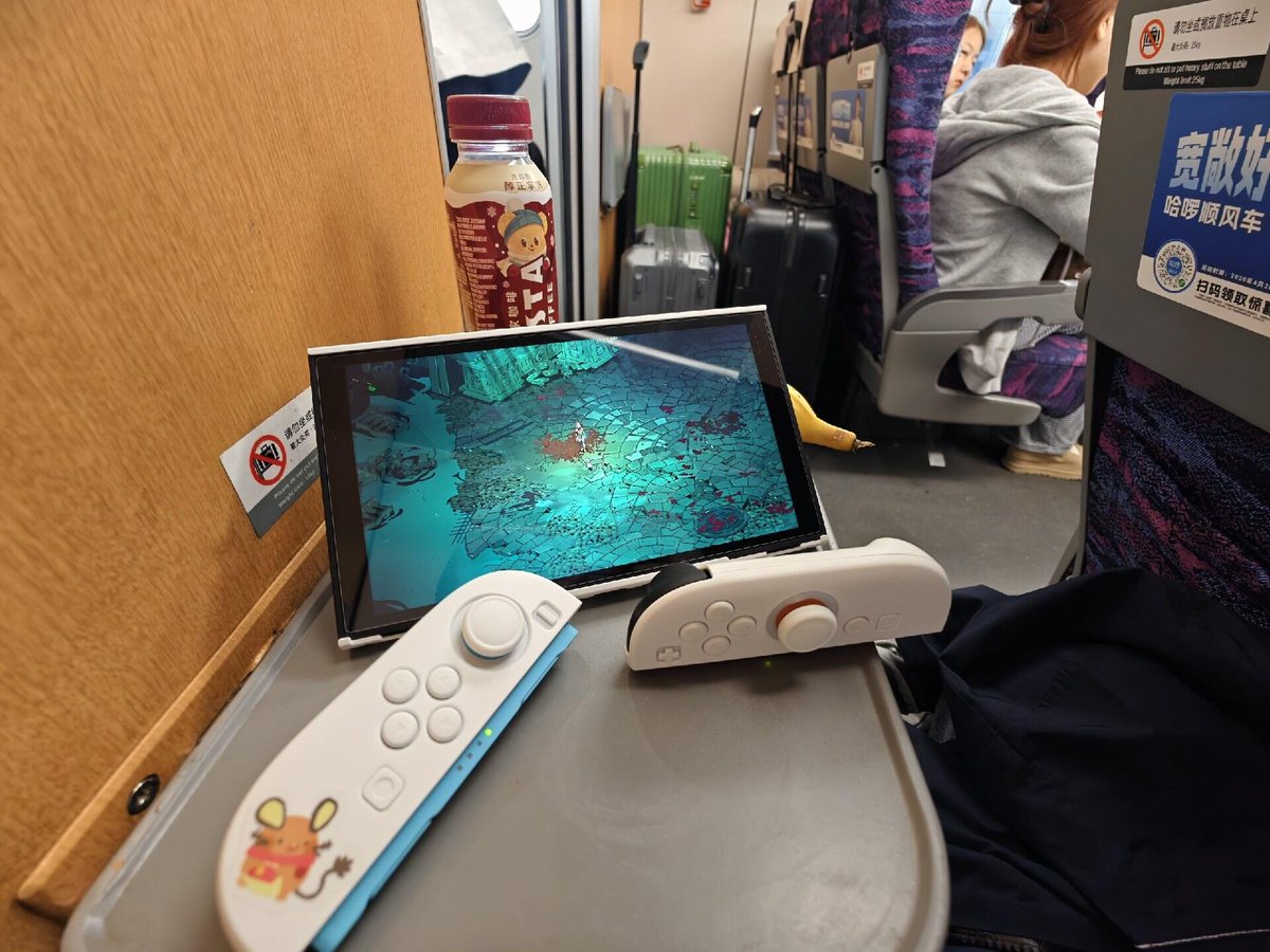 没抢到抢到二等…但是无座坐在行李箱上打几个小时switch就能挣一千多的诱惑根本无法拒绝