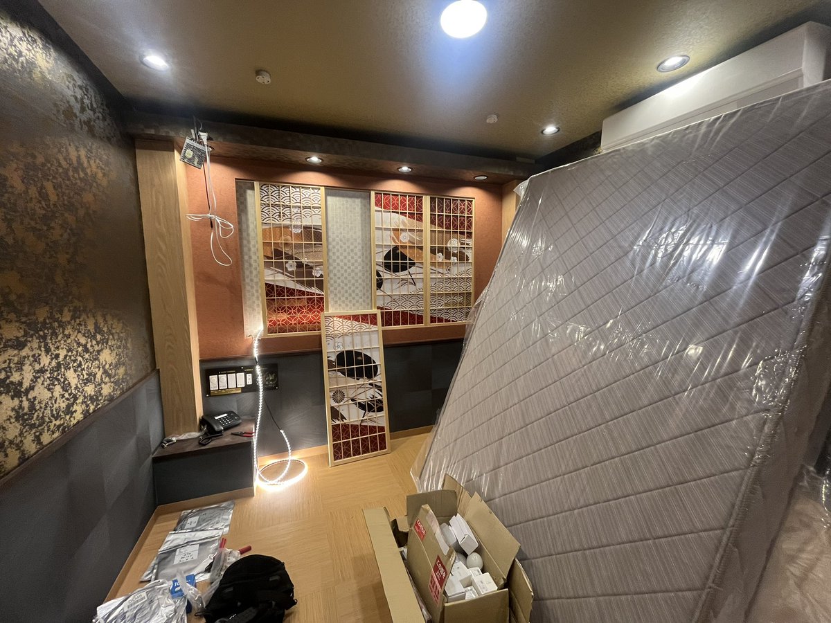 KEN1012tokyo's tweet photo. 花街イメージでデザインした部屋。障子は和紙ではなく、2ミリのアクリル使用。イメージ通りにできて良かった！　#和モダンデザイン https://t.co/wivGJ2mpRl