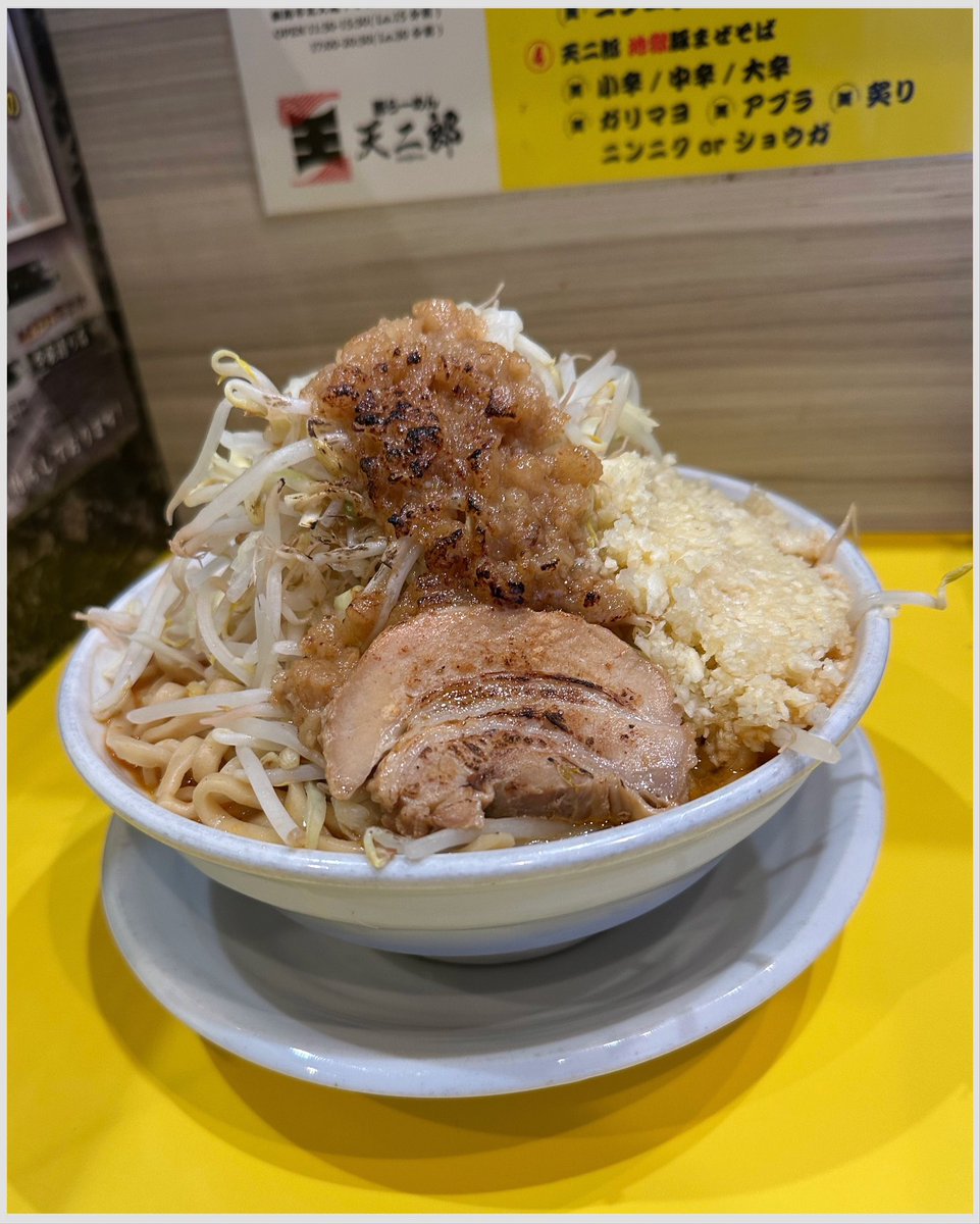kiyoofdeath's tweet image. 地獄豚らーめん at 豚ラーメン天二郎市電通り店

#Hell 星人𝗐
What's up??
道内3店舗展開「豚らーめんの頂天。」を目指す!コール「全マシ炙り」+マシ2は課金!辛さ小中大→小辛‼️豚骨を独自の製法で徹底的に煮込み濃厚な仕上がり! #カネジン食品 道産ルルロッソ極太平打麺!発券機新札対応!満席御礼🤣👍