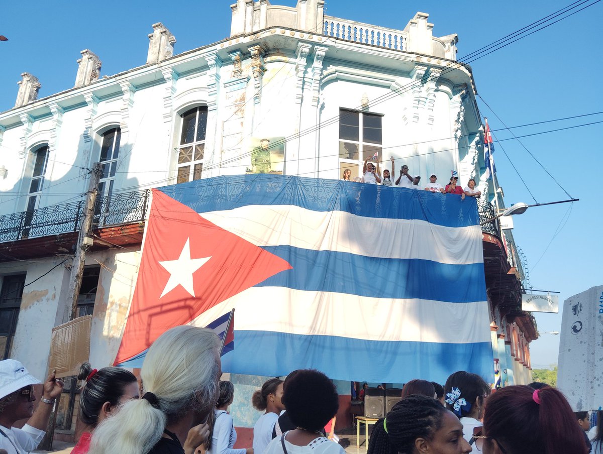 VerdeNodar33301's tweet image. 🇨🇺👩‍🏫 Hoy docentes de la Secundaria Básica “Orlando Nodarse Verde” se unieron al desfile del 1ro de Mayo, reafirmando su compromiso con la educación y la patria. ✨🙌  

#Cuba #1deMayo #Educación #Compromiso  #CubaSeDefiende