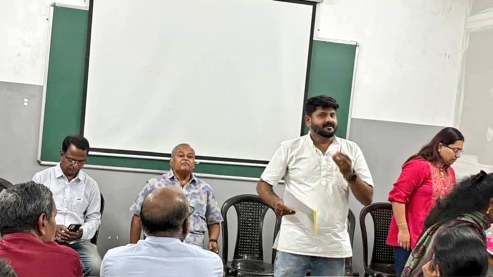 Tr_Gayathri's tweet photo. புதுவையில் CBSE பாடத்திட்டத்தில் ஆறாம் வகுப்பில் இருந்து பிரெஞ்சு மொழி நீக்கம் தொடர்பாக இன்று பிரெஞ்சு மொழி ஆசிரியர்களும், தன்னார்வலர்கள் ஒரு குழுவாக இணைந்து ஆலோசனைக் கூட்டம் நடைபெற்றது. 
#SaveFrench #வெல்வோம்ஒன்றாக https://t.co/0U04MyOTSR