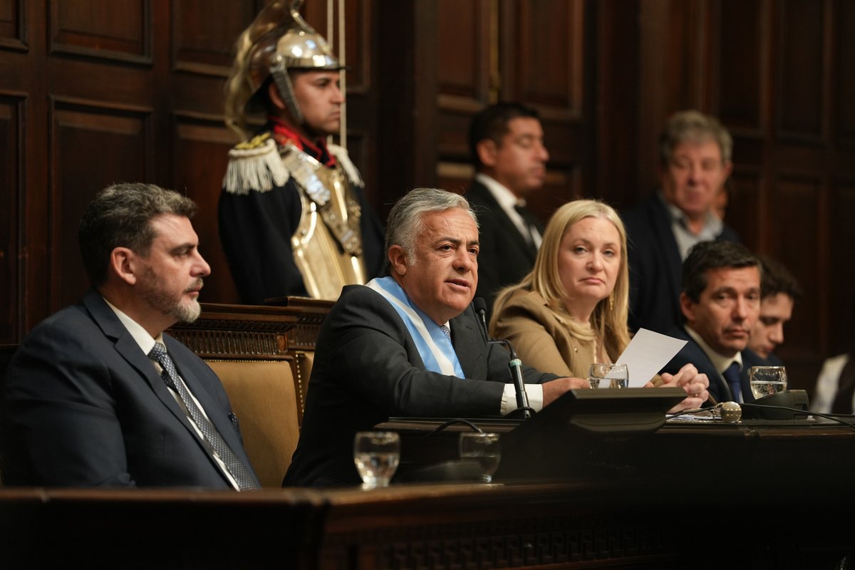 alfredocornejo's tweet photo. Fortalecimos el sistema de información territorial con más de 350 capas de datos y pusimos en marcha Mendoza Inteligencia Territorial, que permite analizar en tiempo real la dinámica del territorio.
Enviaremos a esta Legislatura el Código Unificado de la Construcción, una herramienta moderna y consensuada para todo el territorio provincial.
En infraestructura hidráulica, finalizamos el Colector Blanco Encalada II, la obra más importante en mitigación aluvional de los últimos 20 años.
A través de AYSAM, ejecutamos el Plan Estratégico de Agua y Saneamiento: 198 millones de dólares invertidos, 38 millones en obras licitadas y más de 80 millones en nuevas licitaciones previstas para 2026, ampliando cobertura y modernizando infraestructura.