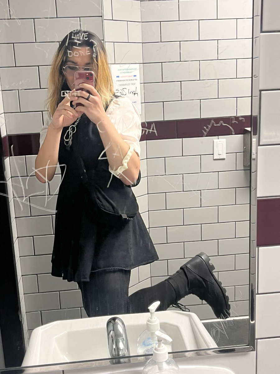 cassie eats cockroaches🪳🪳 tweet media