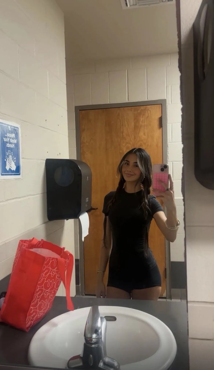alyssa442_'s tweet photo. I just found a bunch of older photos in my old phone, blow this up if you wanna see some more 😘😘

#bop #gooner #selling #college #cumtribute #nsfwtwt https://t.co/JXdDTRIwVY