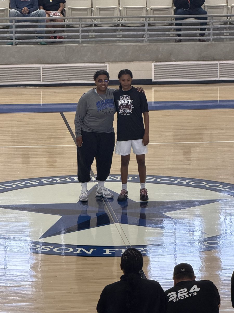 LADYEAGLESSQUAD's tweet photo. Loved the opportunity to watch these Eagles step on the court in a Willowridge uniform one more time in the @FBISDAthletics All Star game … great job ladies!!! Way to soar 🦅🦅🦅 https://t.co/akmzV8TRcv