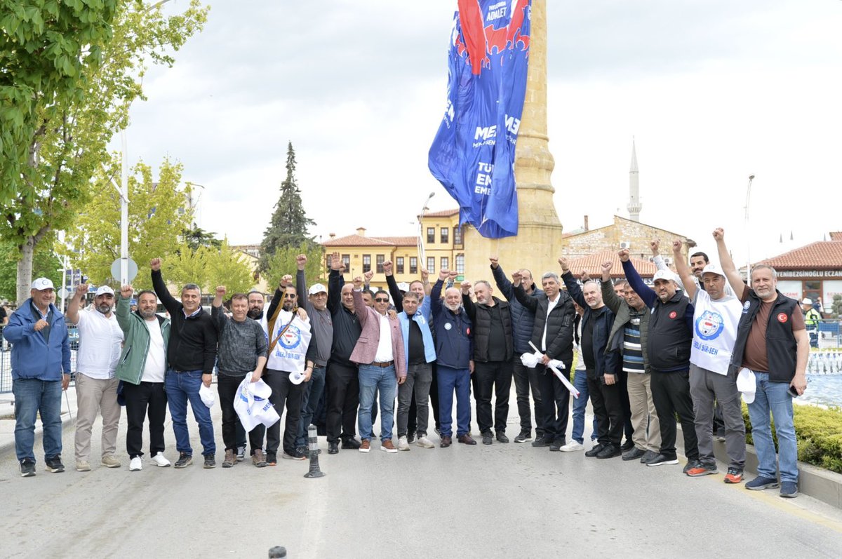 HBTONBUL's tweet photo. Yaşasın 1 Mayıs!
▪️Biz, emeği sloganlarda değil sahada büyütenlerin iradesiyiz.
▪️Biz, günü kurtaran değil, yarını kuran bir sendikal anlayışın adıyız.
▪️Biz, hakkı pazarlık konusu değil, vazgeçilmez bir değer bilenleriz.
▪️Biz, alın terini kutsal sayan, emeği insan onurunun temeli görenleriz.
▪️Biz, adaleti sadece talep eden değil, her şartta savunanlarız.
▪️Biz, sesi kısılanın sesi, hakkı gasp edilenin teminatıyız.
▪️Sömürü düzenlerine karşı dimdik durmak için,
▪️Emekçiyi değersizleştiren anlayışlara karşı mücadeleyi büyütmek için,
▪️Daha adil bir dünya, daha güçlü bir Türkiye için,
▪️Kamu görevlilerimizin hakkını korumak, emeğin itibarını yükseltmek için,
Bugün de buradayız, yarın da burada olacağız.
Yaşasın alın teri,
Yaşasın emek mücadelesi,
Yaşasın dayanışmanın gücü…

🎙️Paylaşımda Adalet, Dünyada Barış !
