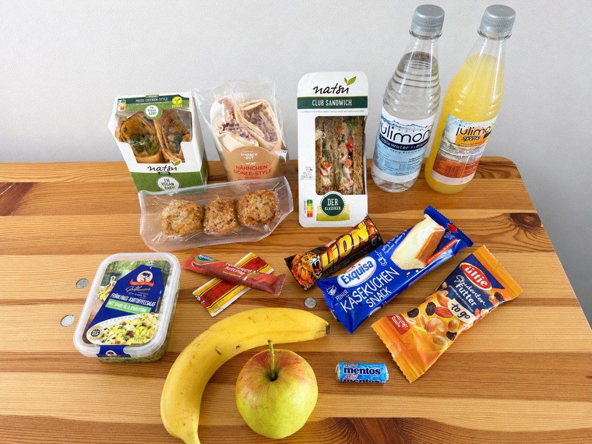 PolizeiBerlin_E's tweet image. #Unboxing der heutigen Kaltverpflegung

Mit viel Fleiß und Sorgfalt hat unser Versorgerteam Lunchbeutel für über 5000 Einsatzkräfte gepackt. #Danke! 

Wie die Vergangenheit gezeigt hat, kann es natürlich passieren, dass gerade bei einer solchen Stückzahl mal etwas durchrutscht.