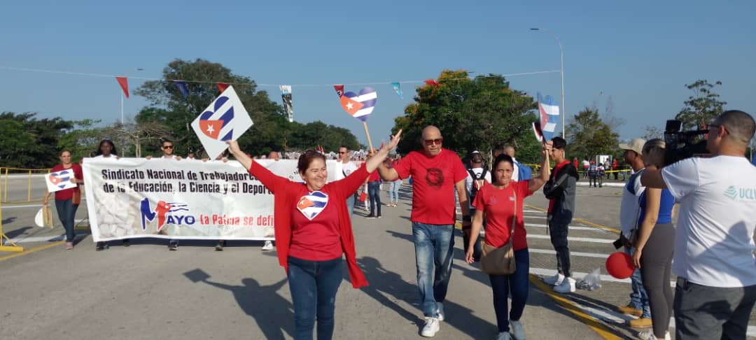 Yamilet50088609's tweet photo. 🇨🇺 Bajo el ardiente sol de la cubanía, junto a miles de villaclareños toman la Avenida de los Desfiles este 1ero de Mayo,  @anamarianpp 
 @EdMartDiaz @SuselyMorfaG @MilaxyA @MaglinDel para poner en alto 🔊 para que todos sepan que #LaPatriaSeDefiende 
#VillaClaraConTodos https://t.co/RUAs01HdqZ