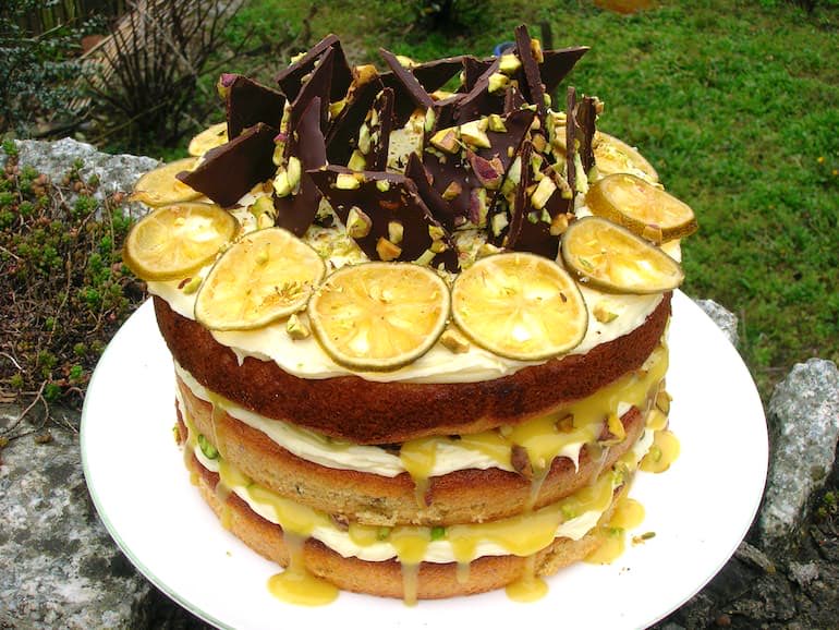 Choclette8's tweet image. Three-Layer Lime and Pistachio Cake. Each sponge is infused with vibrant lime and contains crunchy pistachios. Between the sponges, cream cheese icing meets tangy lime curd. Topped with more creamy icing, candied limes and chocolate shards. #BirthdayCake

tinandthyme.uk/2013/04/lime-p…
