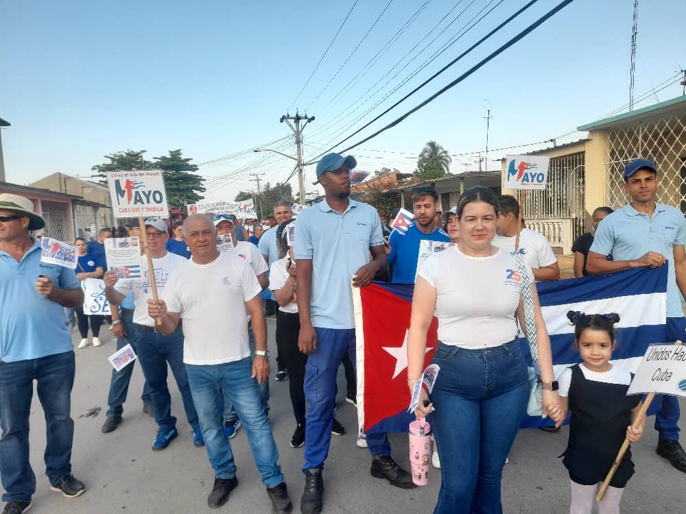JorgeRuizP35916's tweet image. Los trabajadores del  Centro de Telecomunicaciones Principal #ETECSA San Cristóbal en el desfile por el 1ro de Mayo,#EtecsaTeAcompaña ,#PorCubaJuntosCreamos, ,,#LaPatriaSeDefinde