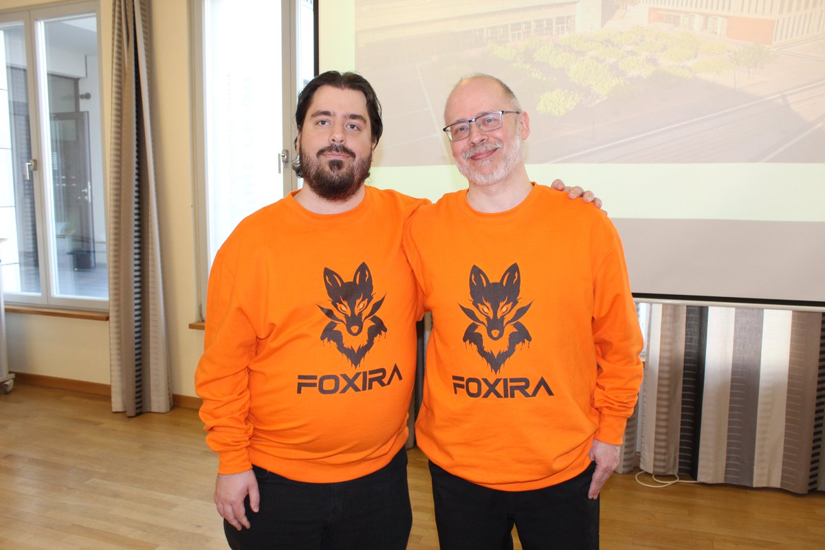 Foxira tweet media