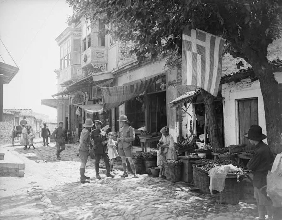 didemyvzylmz's tweet image. Mayıs 1919 — Smyrna'daki (İzmir) Türk mahallesinde bir meyveci dükkânının üzerinde Yunan Bayrağı...

Bugün özgürce nefes aldığımız İzmir'in adı Smyrna kalacaktı. İşte Yunan kazansaydı göreceğiniz manzara bu olacaktı! #Atatürk 🇹🇷