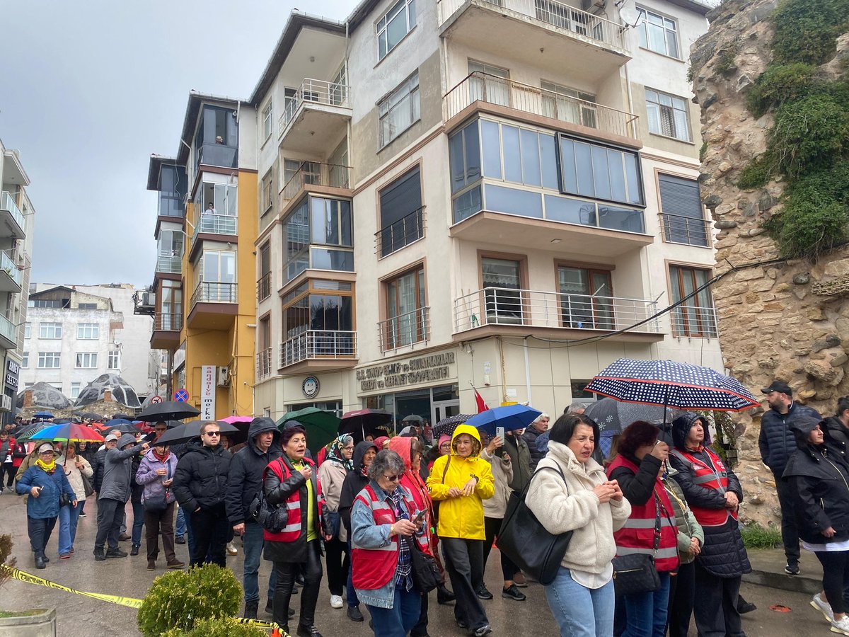 OzgurSinopil's tweet photo. Cumhuriyet Halk Partisi Sinop İl Örgütü olarak, ilçe örgütlerimizle birlikte 1 Mayıs Emek ve Dayanışma Günü’nde alanlarda omuz omuza yerimizi aldık. 

Alın terinin, emeğin ve dayanışmanın simgesi olan bu anlamlı günde; işçilerimizin, emekçilerimizin haklı mücadelesine güçlü bir ses olmak için bir aradaydık.

Eşitliğin, adaletin ve emeğin değer gördüğü bir Türkiye inancı ve kararlılığıyla yürüdük. Birlikte üretmenin, birlikte direnmenin ve birlikte kazanmanın gücünü bir kez daha hissettik.

Cumhuriyet Halk Partisi olarak; emeğin hakkını savunan, alın terini en yüce değer bilen anlayışımızla her zaman emekçilerimizin yanında olmaya devam edeceğiz. Yaşasın 1 Mayıs, yaşasın emek ve dayanışma!

@aykutcc