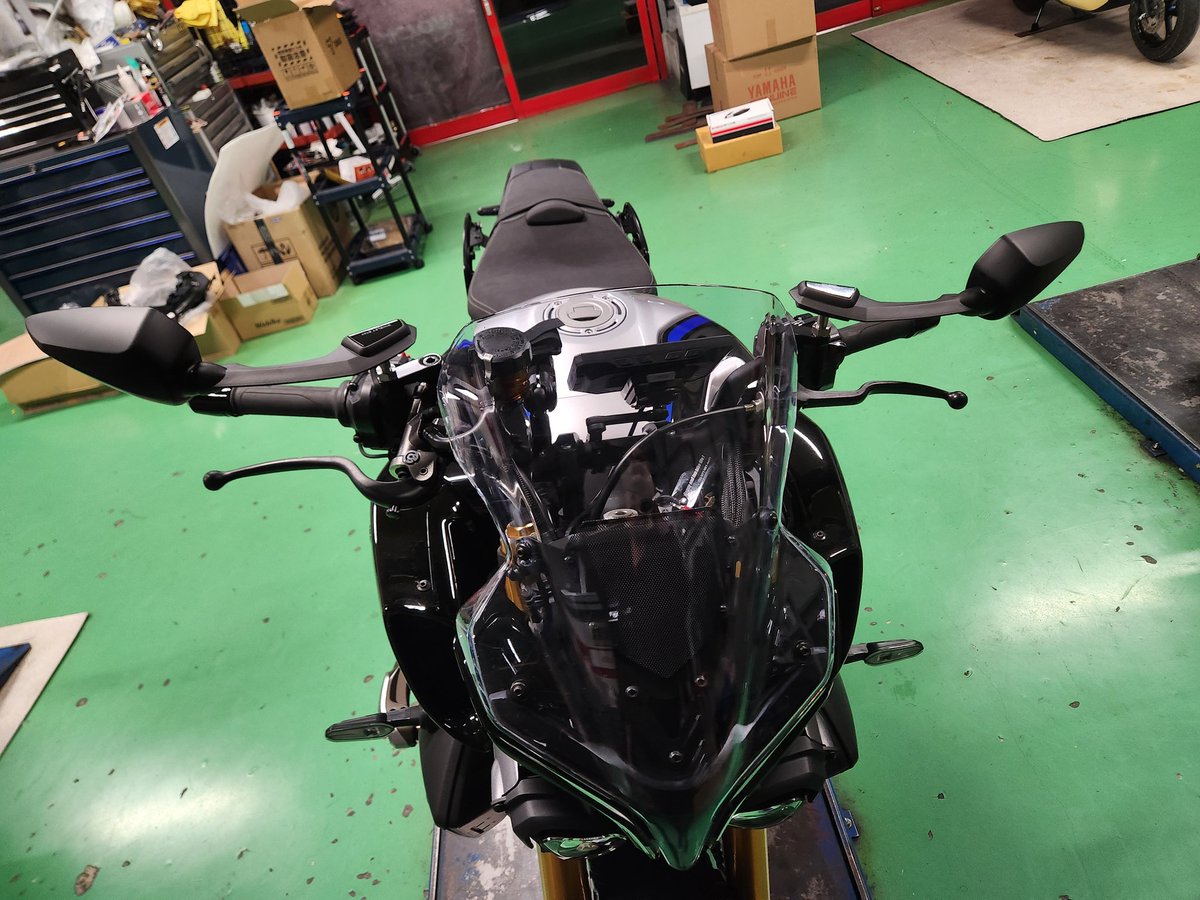 yspshiga's tweet photo. 今日は社長と二人営業💪
なんだかんだで
1日はあっという間💨
んな夜にはカスタム魂注入💉
#MT10SP #タナックス
シャークミラー装着✨
純正ミラーでも見にくいバイクってあるよね💦これで無問題
ウイングレットステー
カッコええよ🌟
お疲れ様ぁ🥱
#ysp滋賀 #ysp #ヤマハLOVE
#MT10 #dsoj https://t.co/zxL5KGWIn4