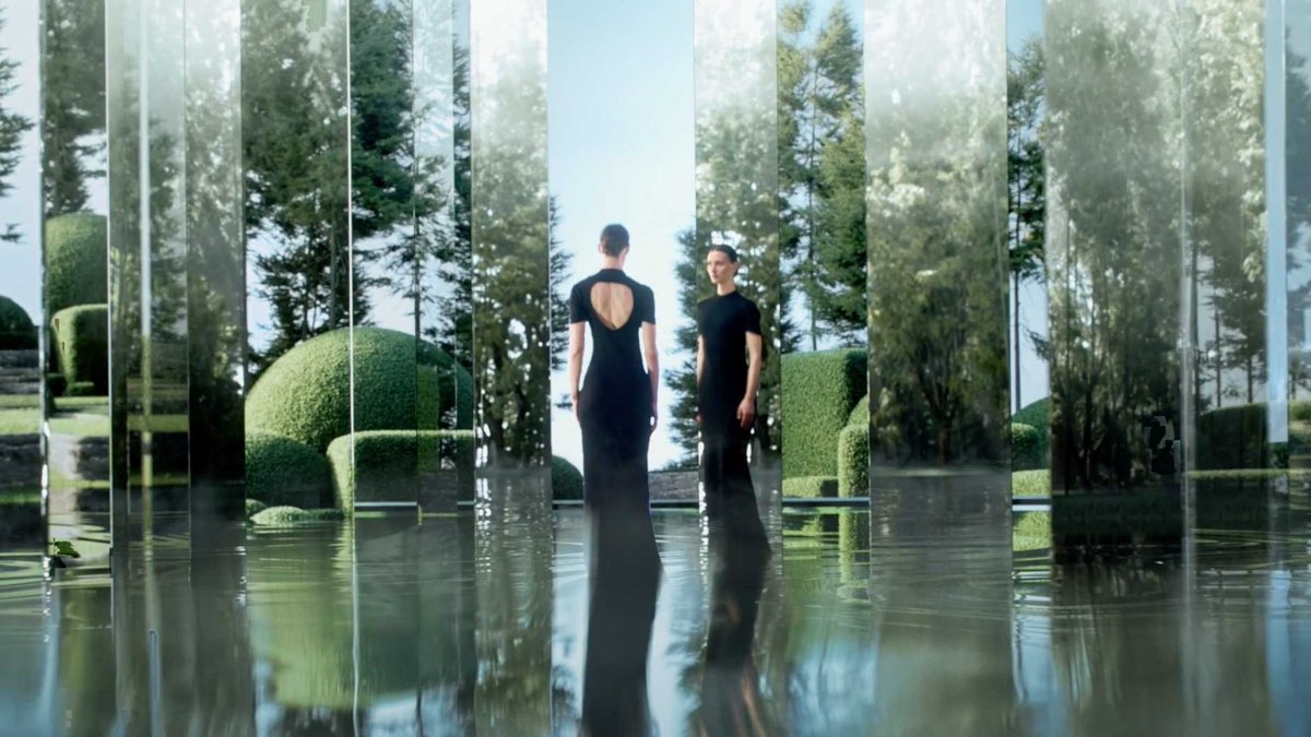 stash_magazine's tweet image. La truc blends fashion-forward live action and motion design to unveil @Roger_Dubuis's Lady of the Lake #timepiece with a #brandfilm driven by light and water

Watch the film: stashmedia.tv/le-truc-unveil…

#3d #cg #motiondesign #vfx
