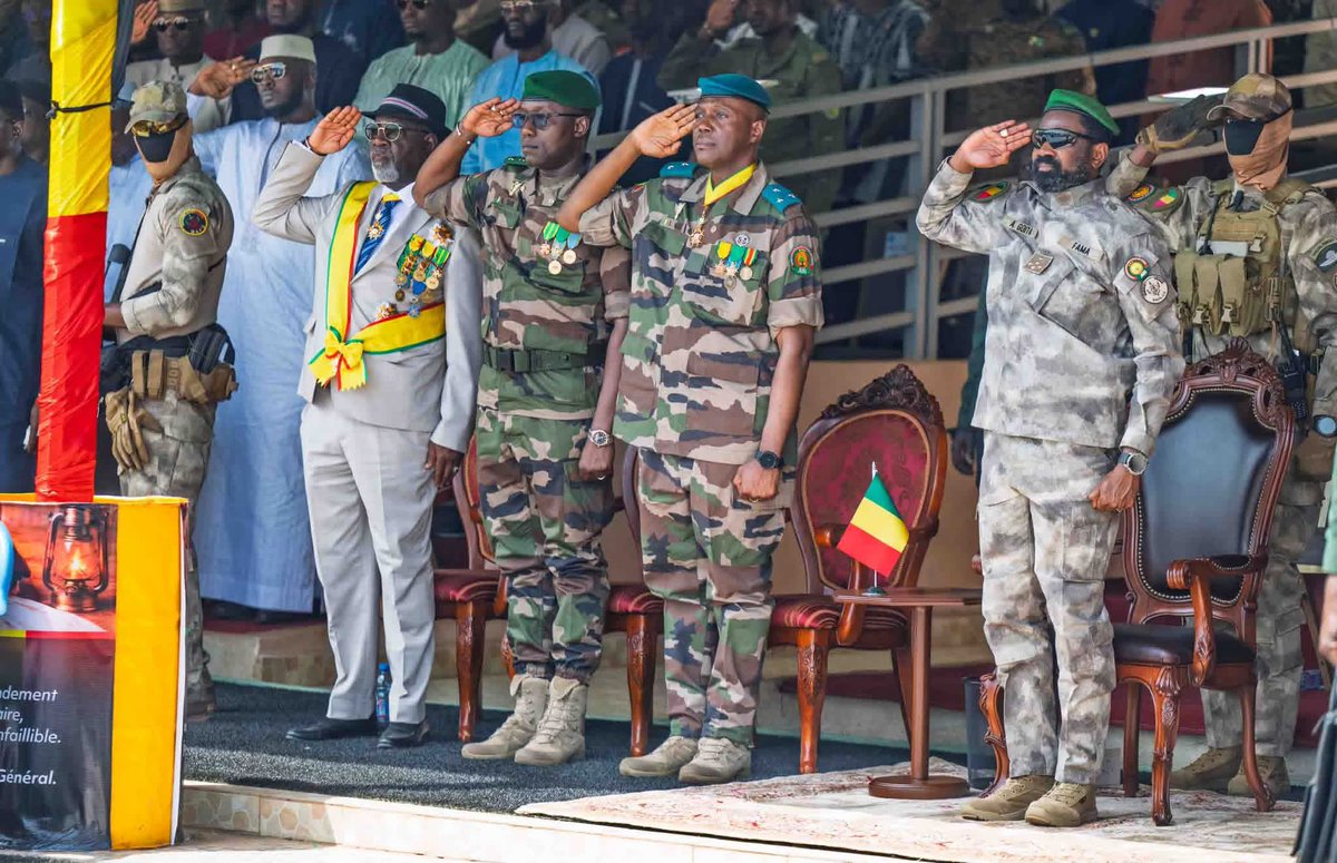 codiallo's tweet photo. Les plateaux français reprennent leur communication à sens unique sur le Mali. Les seuls invités sont des « experts étrangers » ou des individus en exil, qui décrivent une situation dont ils ne connaissent ni ne vivent rien.

Ces plateaux ne rappellent jamais que, si le Mali se trouve aujourd’hui dans cette crise, c’est d’abord parce que, depuis 2012, les opérations françaises et onusiennes n’ont, au mieux, pas stabilisé le pays, et au pire contribué à l’enfoncer davantage. Des milliers de familles ont été déplacées, l’armée était en déconfiture, et l’État ne conservait plus qu’une apparence d’autorité. Il a suffi d’un mois de mobilisation intense pour que le régime d'IBK s’effondre comme un château de cartes. C’était cela, la « stratégie » d’hier.

Aucun invité non plus pour y rappeler que, face aux évènements de 2020, la CEDEAO n’a pas cherché à accompagner une sortie de crise, mais a opté pour une stratégie de pression qui a contribué à aggraver les tensions.

Aujourd’hui, ce Mali repart presque de zéro. Et contrairement à une période révolue, le pays ne s’est pas effondré. L’armée de la 4e République tient. Le pouvoir n’a pas vacillé, y compris face à une tentative de blocus terroriste sur la capitale. Et pourtant, sur ces plateaux, aucun mérite n’est reconnu au Mali.

Aucun invité non plus pour se demander si, après l’erreur manifeste d’appréciation lors du premier « blocus », les « experts » ne devraient pas reconsidérer certaines certitudes. Personne pour envisager que les Maliens, qui ne se sont soulevés ni hier ni aujourd'hui, sont peut-être, dans leur écrasante majorité, opposés au projet terroriste et déterminés à en finir.

Aucun invité pour rappeler que l’échec de ce premier blocus a peut-être poussé, de façon désespérée, les groupes armés terroristes à officialiser leur alliance trouble. Une alliance qui comprend des acteurs que Paris considérait auparavant comme opposés au terrorisme et qui "luttaient" ensemble contre le terrorisme. 

Des groupes qui, pour certains donc, coopéraient le jour et entretenaient des ambiguïtés la nuit. Personne pour se dire que Paris s'est, au mieux, complètement trompée sur toute la ligne ou, au pire, entretient des liens troubles avec le terrorisme.

Personne, je dis bien personne pour poser une question pourtant légitime : si de tels canaux ont existé, existent-ils encore ? Et si oui, cela ne mérite-t-il pas d’être clarifié dans le débat public français, notamment à l’Assemblée nationale, au regard des principes affichés de lutte contre le terrorisme ?

Aucun invité non plus pour interroger la logistique d’une attaque impliquant environ 12 000 hommes le 25 avril. Une telle masse ne peut raisonnablement s’être constituée uniquement sur le territoire malien, compte tenu de la pression militaire constante exercée par les FAMa. Cela suppose des flux régionaux, des relais, et potentiellement des soutiens extérieurs - un sujet qui, en toute rigueur, devrait relever de l’investigation journalistique. Et pourtant, personne pour le dire.

Aucun invité pour rappeler le choc profond des Maliens face à des attaques visant des fidèles musulmans se rendant à la prière à l’aube. Une violence qui dépasse le cadre militaire et touche au cœur du tissu social. Personne ne souligne non plus que, loin de désorganiser le pays, ces attaques ont pu renforcer la cohésion nationale. Et que, par voie de conséquence, laisser ces dynamiques terroristes perdurer pourrait ouvrir la voie à des formes de conflictualité interne et externe bien plus larges.

Aucun invité pour s’interroger, enfin, sur la pertinence d’offrir des tribunes médiatiques à des acteurs liés à ces dynamiques terroristes, dont les prises de parole, malgré leur visibilité, peinent souvent à produire une lecture cohérente de leur projet.

1/2