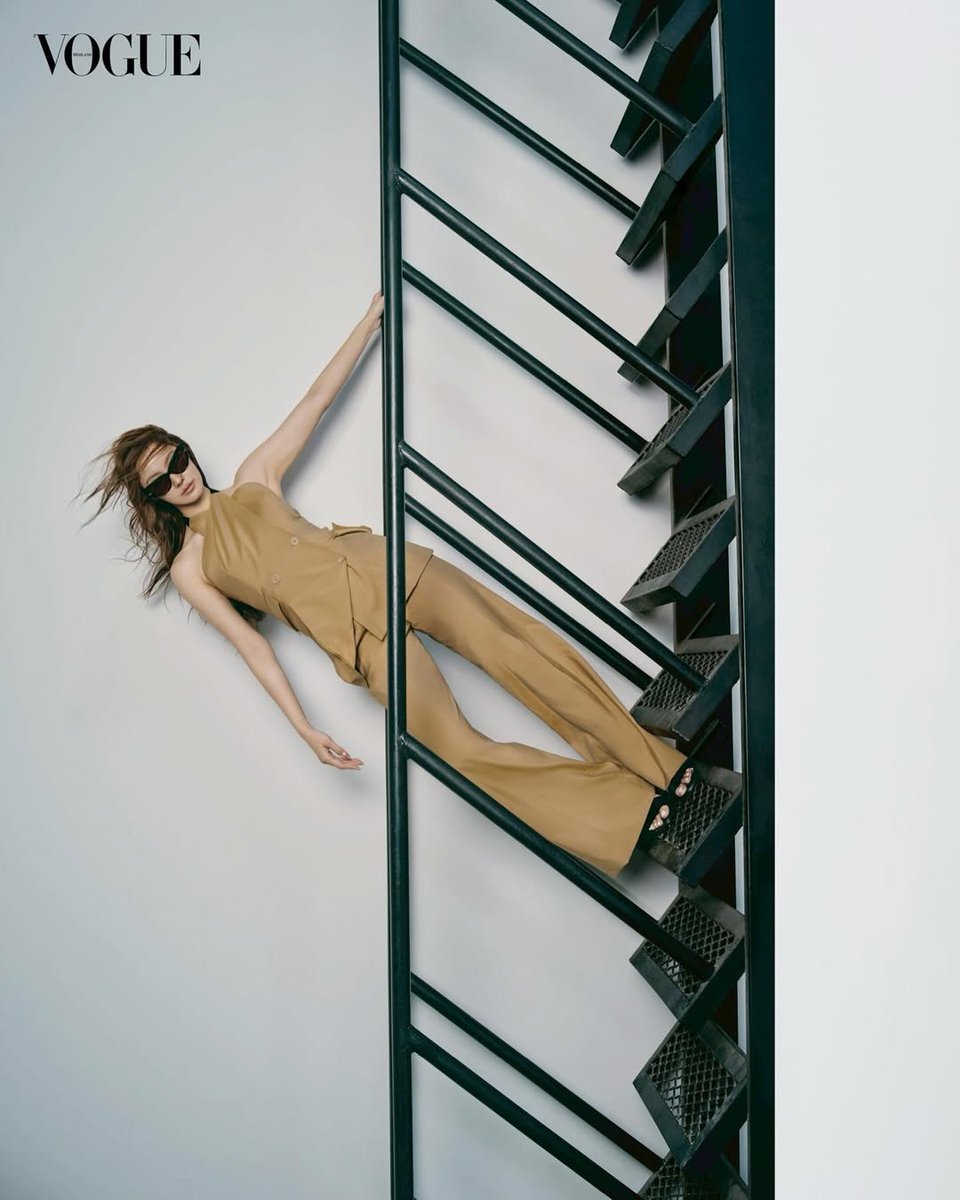 dried_pollack's tweet image. ig. voguethailand 

1️⃣🔗 instagram.com/p/DXyNwIIDwlc/
2️⃣🔗 instagram.com/p/DXyPTfhj_io/

#VogueTHxNamtan 
#MaxMara 
#NamtanTipnaree